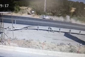 Adıyaman'da kontrolden çıkan otomobil şarampole devrildi, 2 yaralı