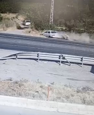 Adıyaman'da kontrolden çıkan otomobil şarampole devrildi, 2 yaralı