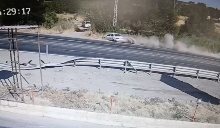 Adıyaman'da kontrolden çıkan otomobil şarampole devrildi, 2 yaralı