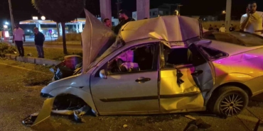 Adıyaman'da otomobil direğe çarptı, 4 kişi yaralandı