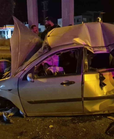 Adıyaman'da otomobil direğe çarptı, 4 kişi yaralandı