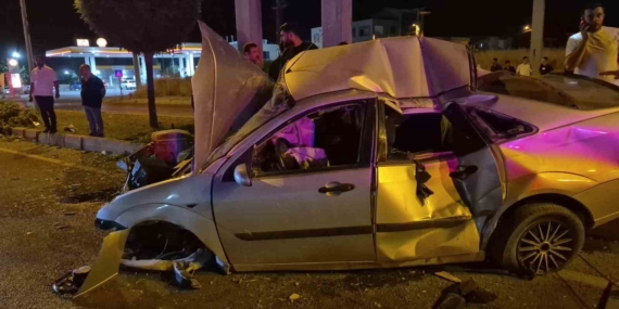Adıyaman'da otomobil direğe çarptı, 4 kişi yaralandı