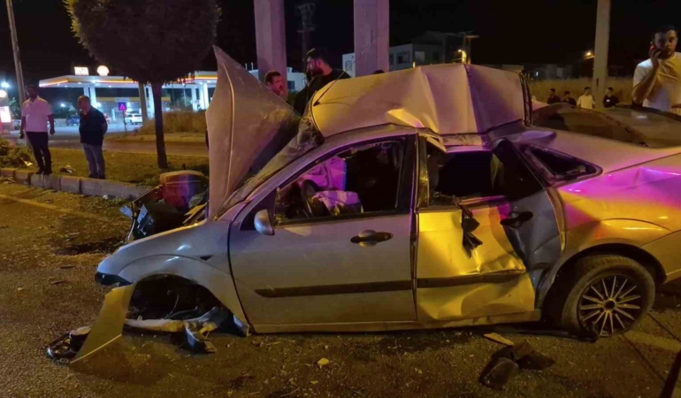 Adıyaman'da otomobil direğe çarptı, 4 kişi yaralandı