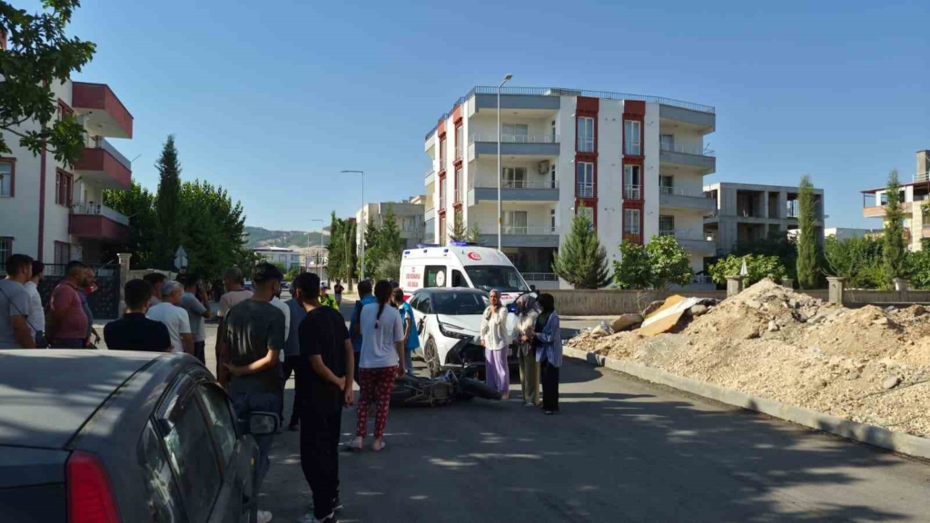 Adıyaman'da otomobil ile motosiklet çarpıştı, 2 yaralı