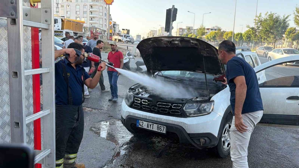 Adıyaman'da seyir halindeki otomobil yandı