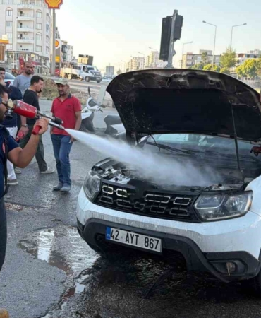 Adıyaman'da seyir halindeki otomobil yandı