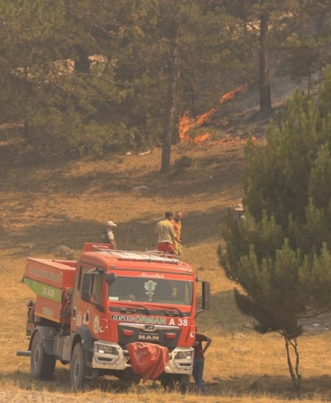 Afyonkarahisar'da arazi yangını itfaiye ekipleri tarafından söndürüldü