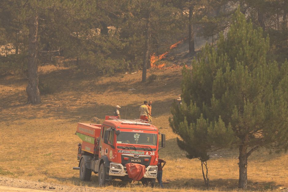 Afyonkarahisar'da arazi yangını itfaiye ekipleri tarafından söndürüldü