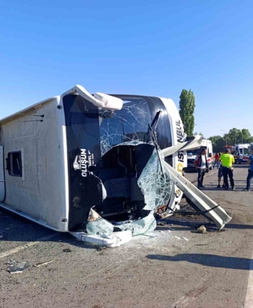 Afyonkarahisar'da devrilen otobüste 22 kişi yaralandı