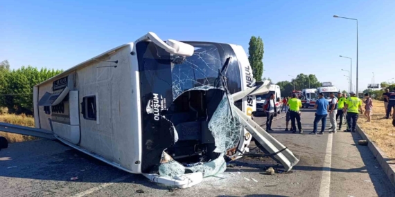 Afyonkarahisar'da devrilen otobüste 22 kişi yaralandı