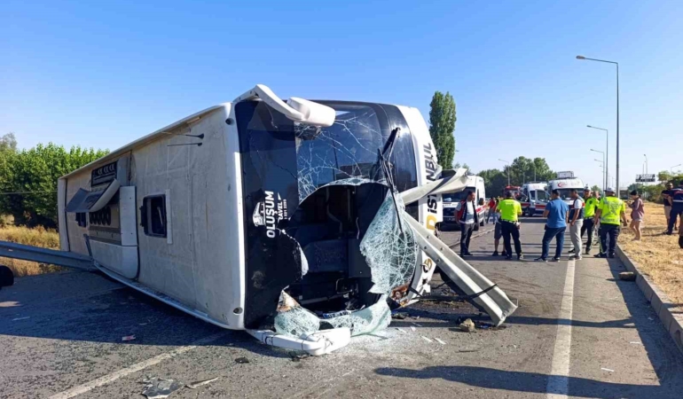 Afyonkarahisar'da devrilen otobüste 22 kişi yaralandı