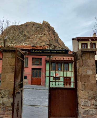 Afyonkarahisar'da eski kum ocağı çöplüğe döndü