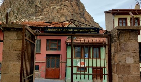 Afyonkarahisar'da eski kum ocağı çöplüğe döndü