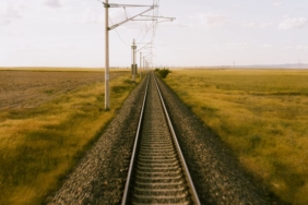 Afyonkarahisar'da hemzemin geçitte tren tarım aracına çarptı