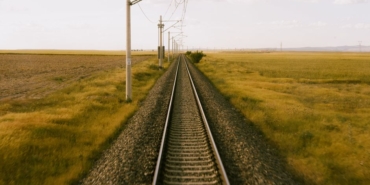 Afyonkarahisar'da hemzemin geçitte tren tarım aracına çarptı