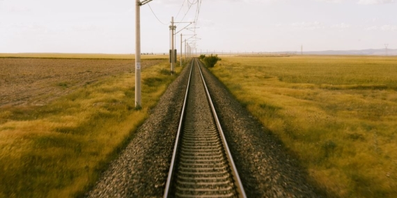 Afyonkarahisar'da hemzemin geçitte tren tarım aracına çarptı
