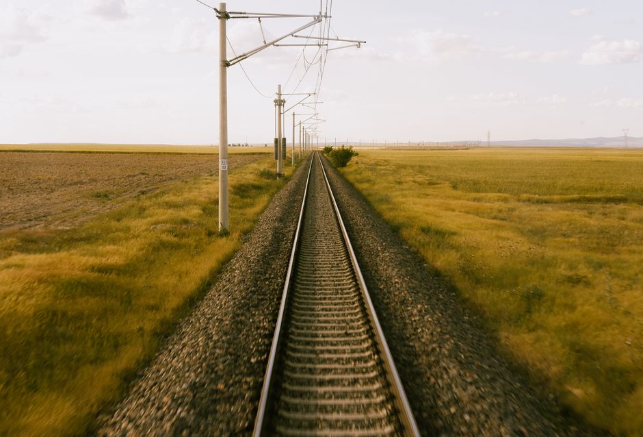 Afyonkarahisar'da hemzemin geçitte tren tarım aracına çarptı