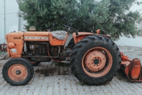 Afyonkarahisar'da minibüs ve traktör çarpıştı, 6 yaralı