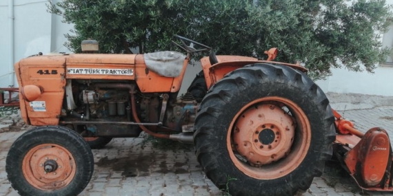 Afyonkarahisar'da minibüs ve traktör çarpıştı, 6 yaralı