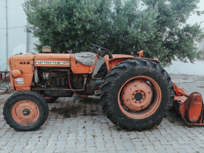 Afyonkarahisar'da minibüs ve traktör çarpıştı, 6 yaralı
