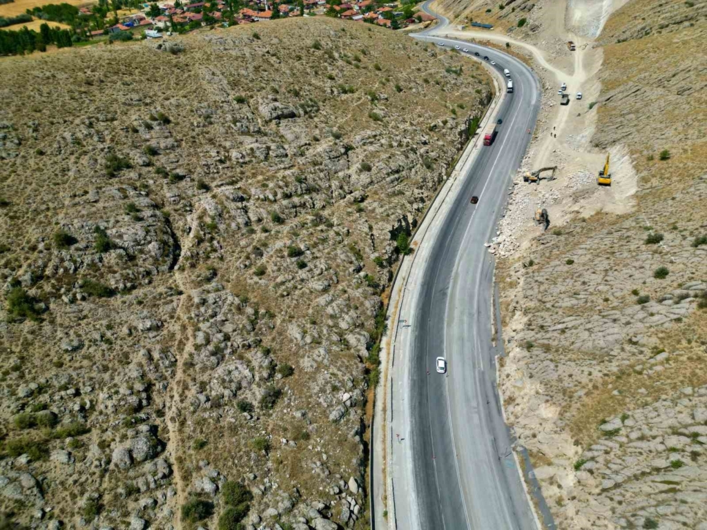 Afyonkarahisar'da mor boya dökülen yol kazındı