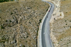 Afyonkarahisar'da mor boya dökülen yol kazındı