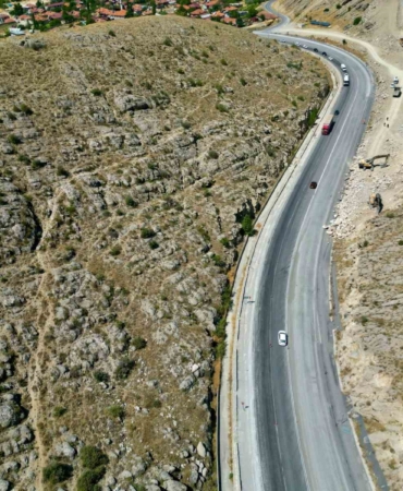 Afyonkarahisar'da mor boya dökülen yol kazındı