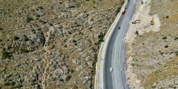 Afyonkarahisar'da mor boya dökülen yol kazındı