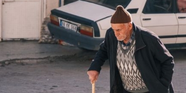 Afyonkarahisar'da otomobil çarpması sonucu 72 yaşındaki adam hayatını kaybetti
