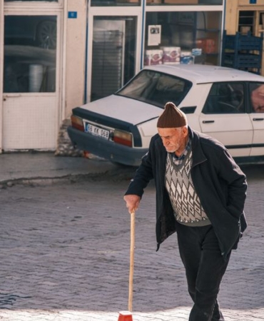 Afyonkarahisar'da otomobil çarpması sonucu 72 yaşındaki adam hayatını kaybetti