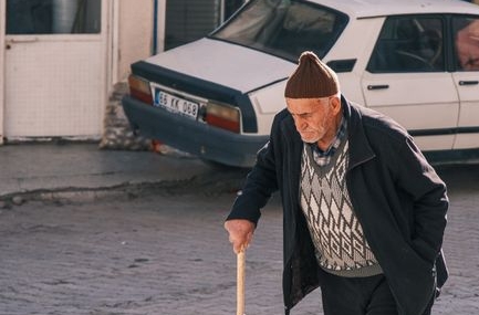Afyonkarahisar'da otomobil çarpması sonucu 72 yaşındaki adam hayatını kaybetti