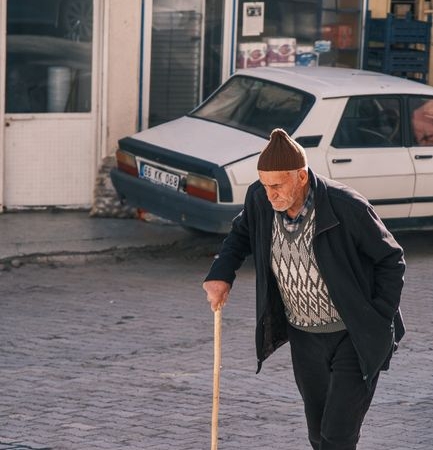 Afyonkarahisar'da otomobil çarpması sonucu 72 yaşındaki adam hayatını kaybetti