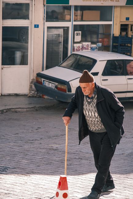 Afyonkarahisar'da otomobil çarpması sonucu 72 yaşındaki adam hayatını kaybetti