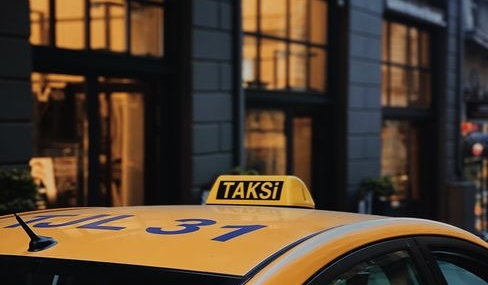 Afyonkarahisar'da otomobil ile taksi çarpıştı, 3 yaralı