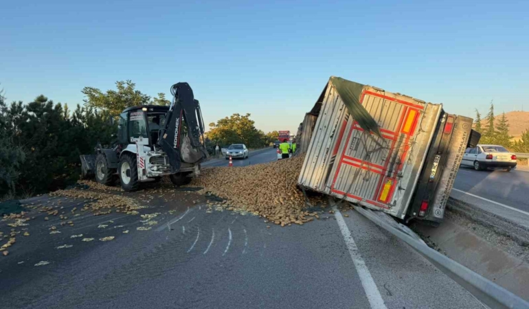 Afyonkarahisar'da patates yüklü tır devrildi, 30 ton patates ziyan oldu