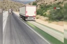 Afyonkarahisar'da tır, yola boya dökerek araçları mor renge boyadı