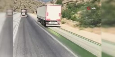 Afyonkarahisar'da tır, yola boya dökerek araçları mor renge boyadı