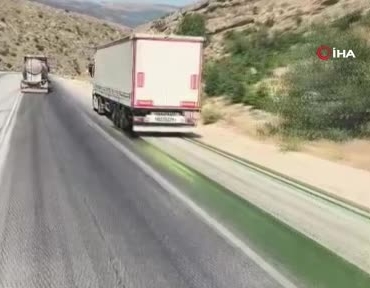 Afyonkarahisar'da tır, yola boya dökerek araçları mor renge boyadı