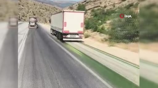 Afyonkarahisar'da tır, yola boya dökerek araçları mor renge boyadı