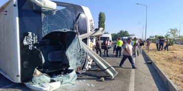 Afyonkarahisar'da yolcu otobüsü devrildi, 22 kişi yaralandı
