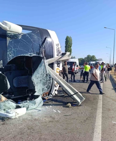 Afyonkarahisar'da yolcu otobüsü devrildi, 22 kişi yaralandı