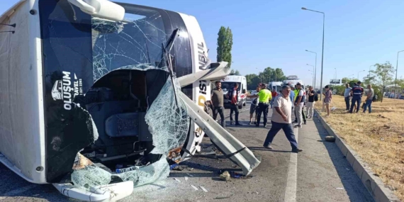 Afyonkarahisar'da yolcu otobüsü devrildi, 22 kişi yaralandı