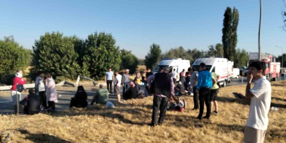 Afyonkarahisar'da yolcu otobüsü devrildi, çok sayıda yaralı var