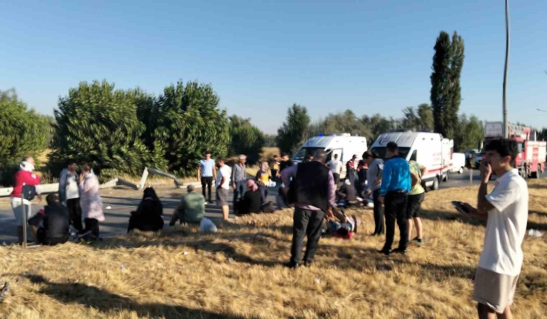 Afyonkarahisar'da yolcu otobüsü devrildi, çok sayıda yaralı var