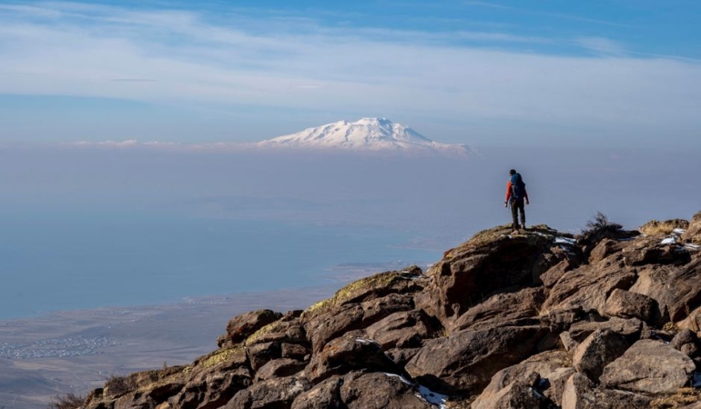Ağrı Dağı'nda Sivas'tan Gelen Dağcılar Zirveye Ulaştı