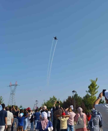 Ahlat'ta SOLOTÜRK'ün gösteri uçuşu büyük ilgi gördü