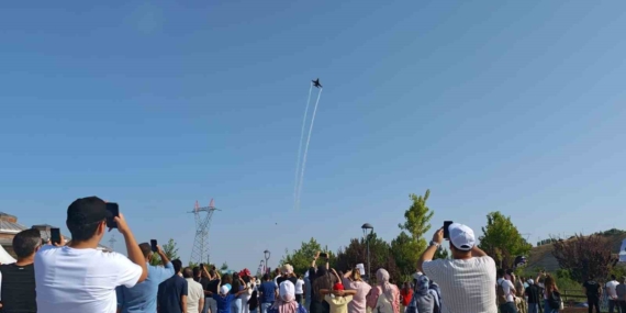 Ahlat'ta SOLOTÜRK'ün gösteri uçuşu büyük ilgi gördü