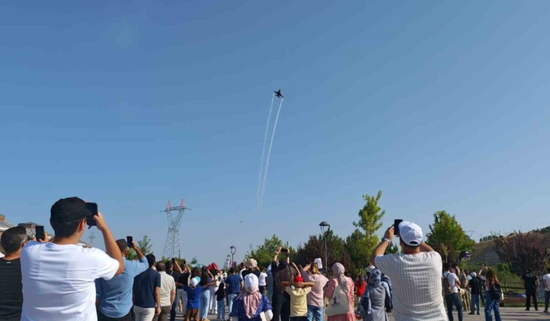 Ahlat'ta SOLOTÜRK'ün gösteri uçuşu büyük ilgi gördü