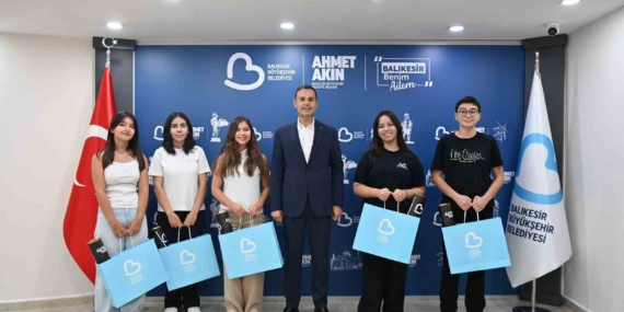 Ahmet Akın, LGS Türkiye birincilerini makamında kabul etti
