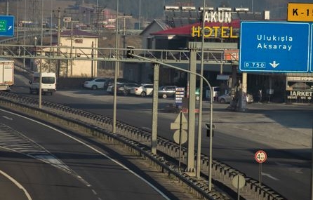 Aksaray'da düğünden dönen ailenin bulunduğu araç kaza yaptı